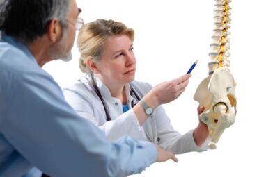 O médico consulta o paciente sobre os sinais de osteocondrose da coluna torácica