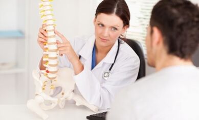 O médico informa ao paciente sobre os estágios da osteocondrose torácica e suas manifestações