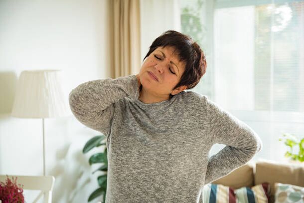 uma mulher tem osteocondrose da coluna cervical