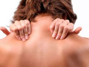 Dor no pescoço em uma mulher