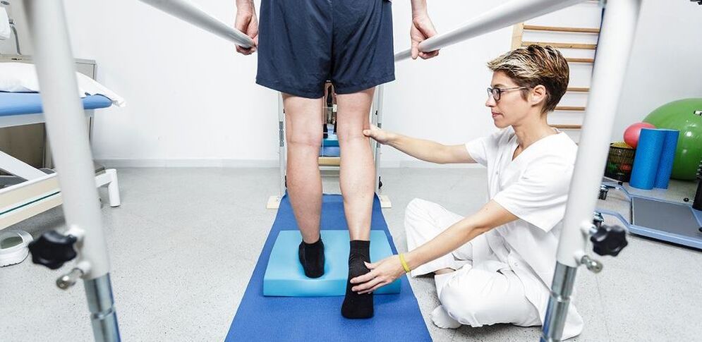 Fisioterapeuta instruindo paciente com artrose de joelho