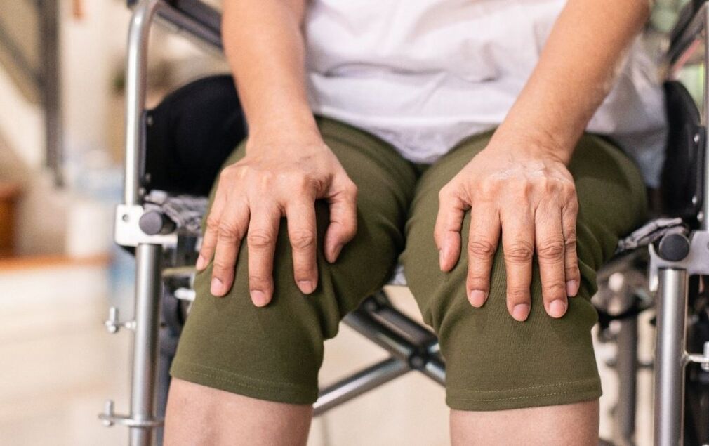 Um paciente com artrose das articulações do joelho